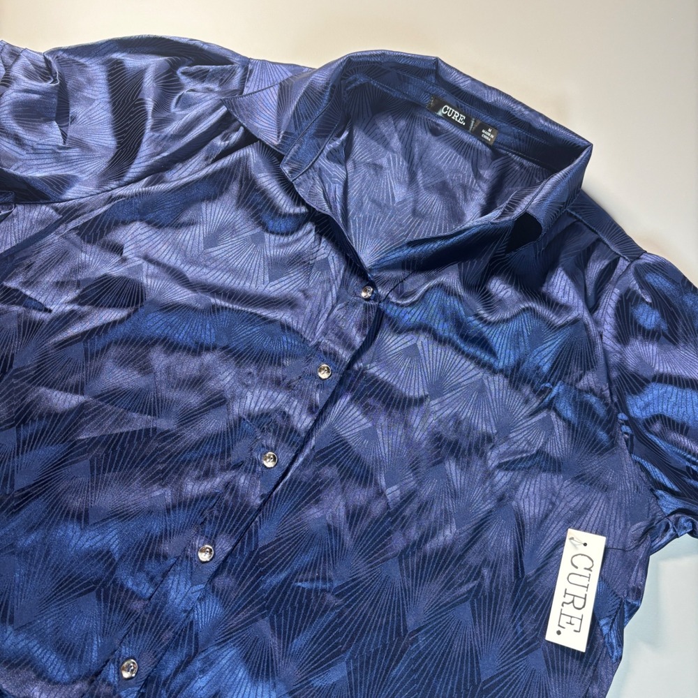 NWT Cure Women's Short Sleeve Button Down Shirt‎ Size Medium, Blue Pattern